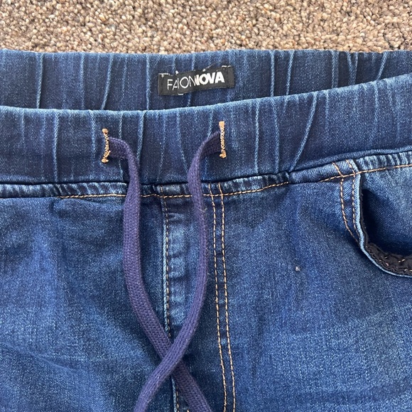 Fashion Nova Jogger Jeans - Picture 4 of 5